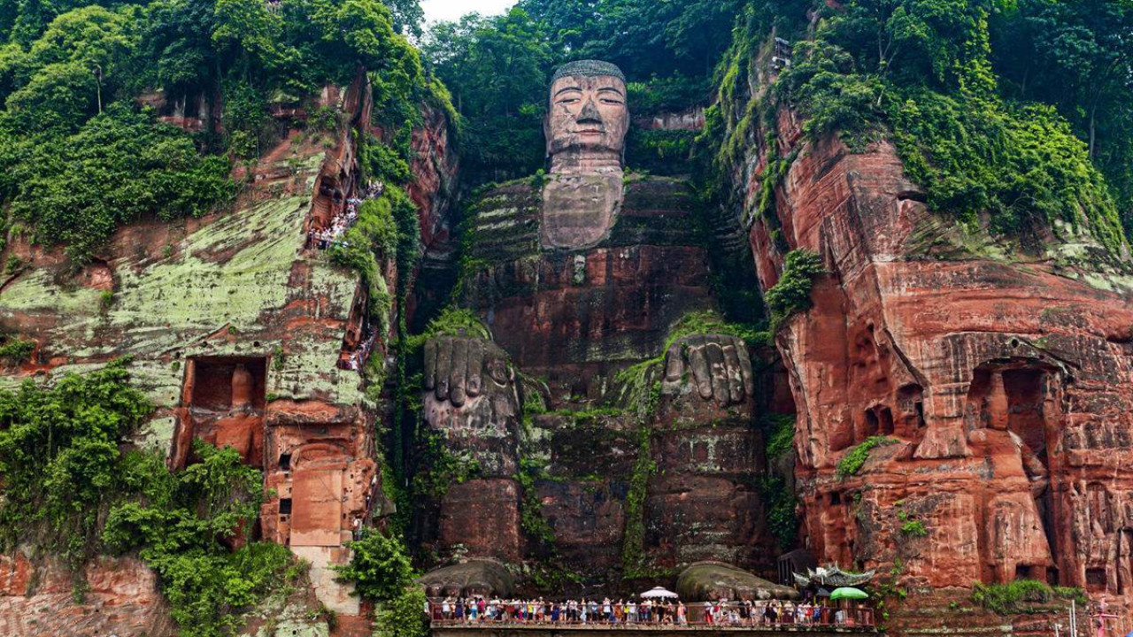 庄严雄伟佛是一座山仰视,气势崴嵬|参拜|大佛|乐山大佛_新浪新闻