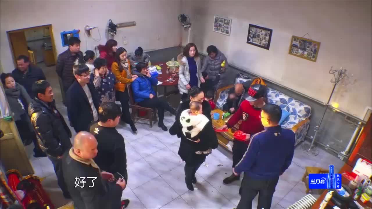 杜淳带爸爸回老家,给亲戚每个孩子红包,满满一大家子太热闹了!