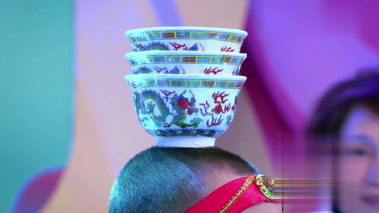 青克乐顶碗舞表演,抖动的小圆脸太可爱了