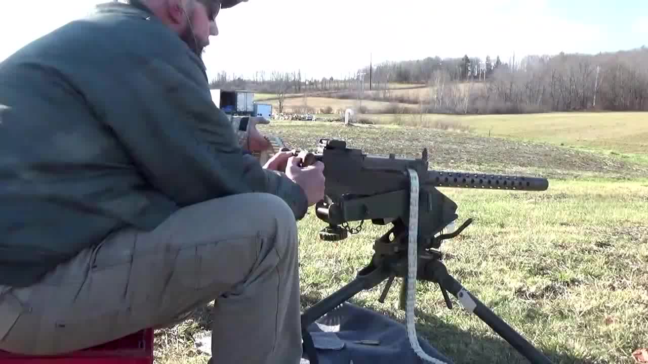 发射m2勃朗宁.50口径机枪