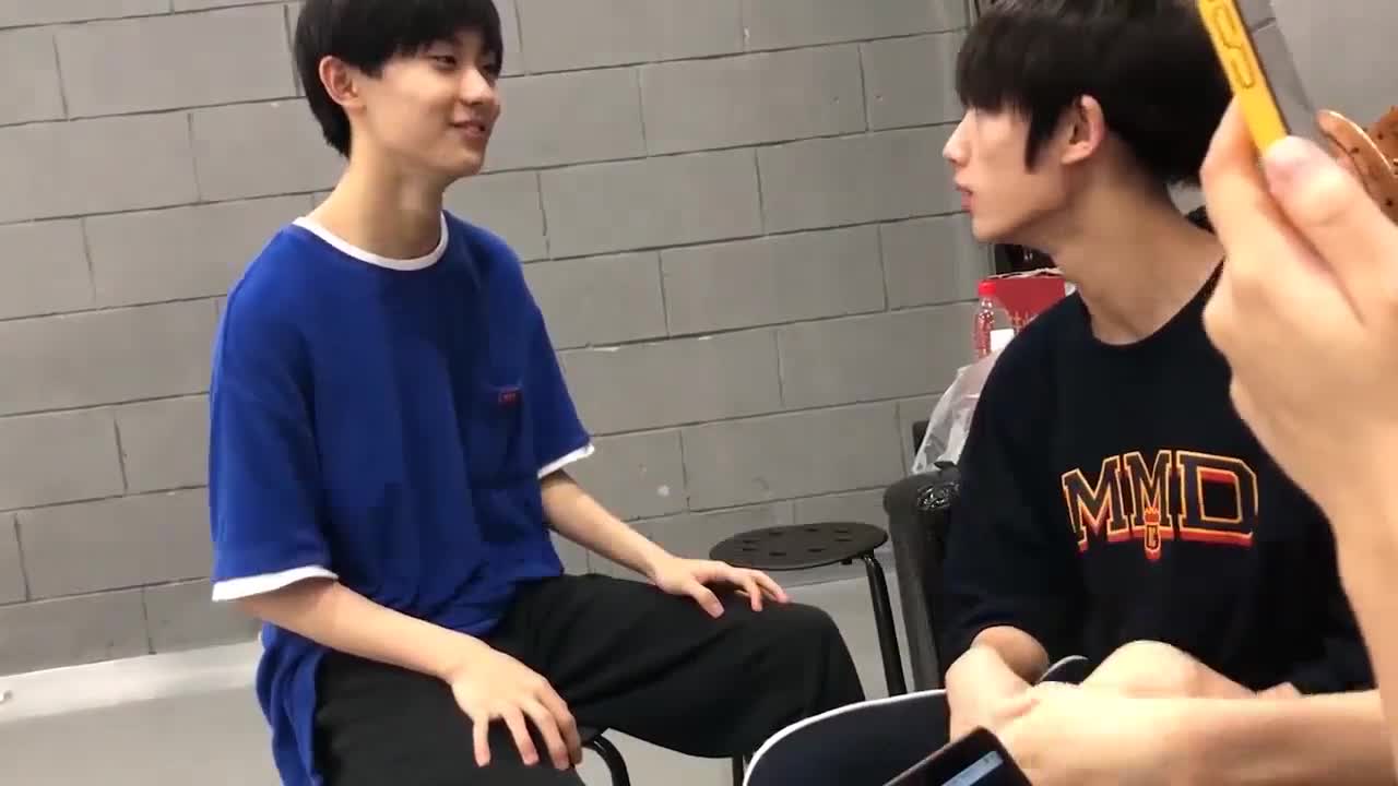 马嘉祺和丁程鑫这对cp真是高甜,两人打打闹闹间尽显亲密无间