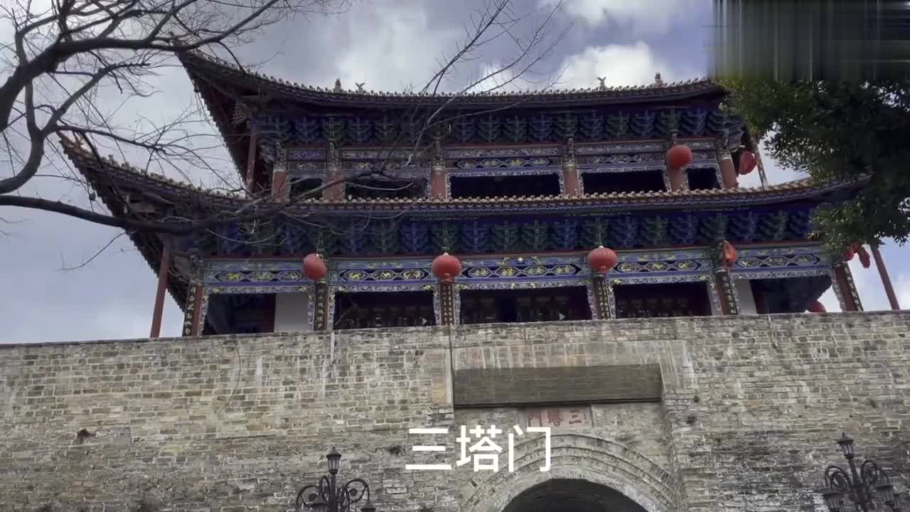 吃一个当地特色烤饵块!