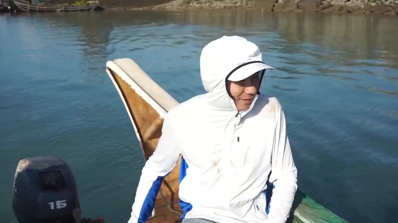 赶海阿烽等了两个月的好天气和老爸连续撒网激动地大呼爆网了