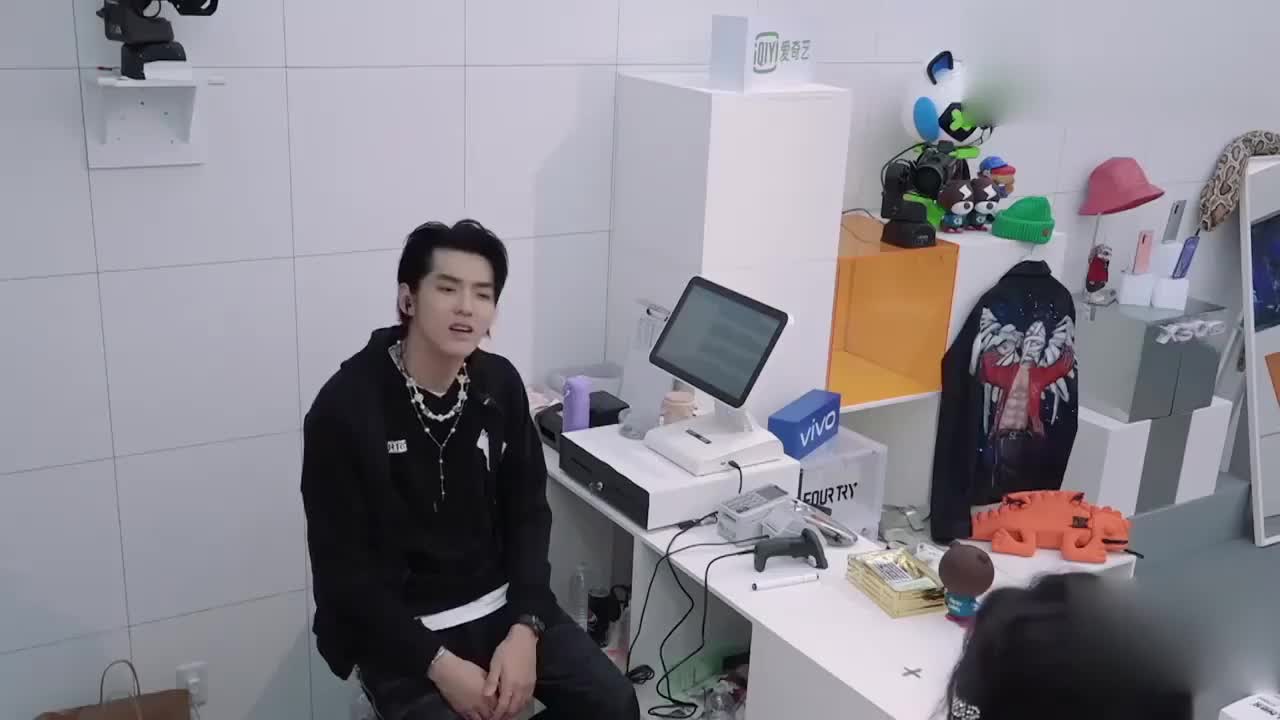 潮流合伙人麦麦给吴亦手上画画还让他答应自己不能洗掉啊