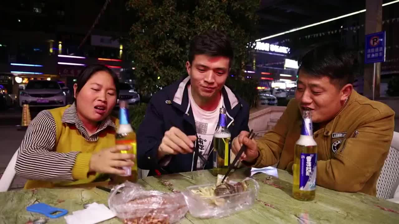 胖妹和大表哥去烧烤撸串吃着美滋滋真是太满足了