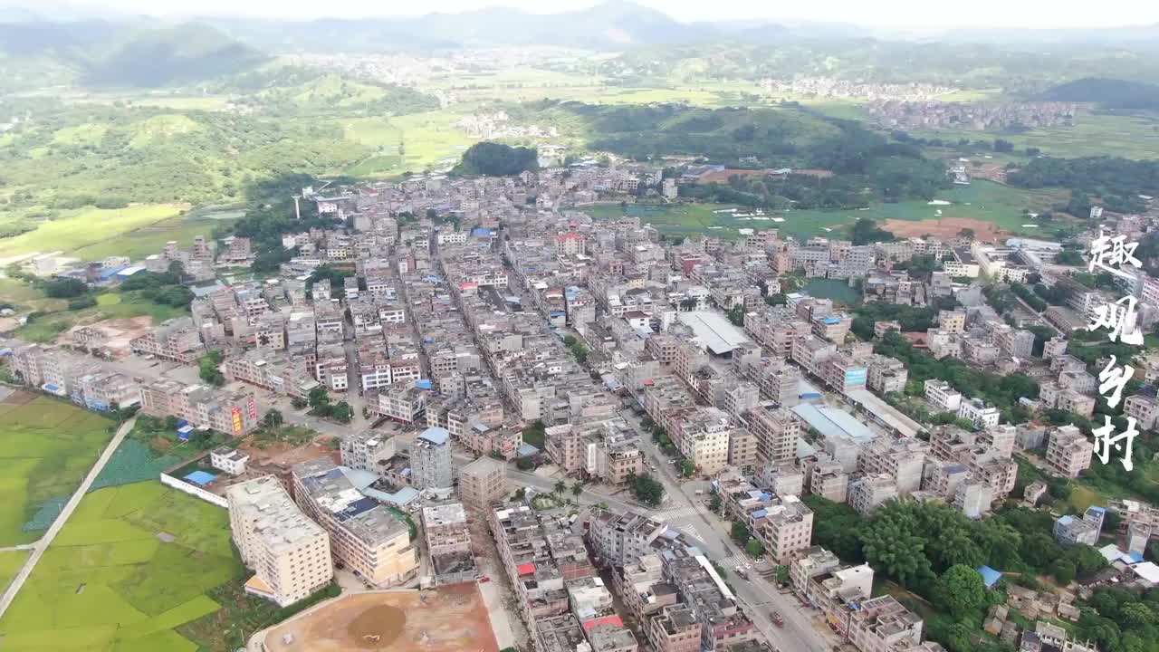 今天浦北乐民镇上空来了一架飞机把这里拍了一个遍