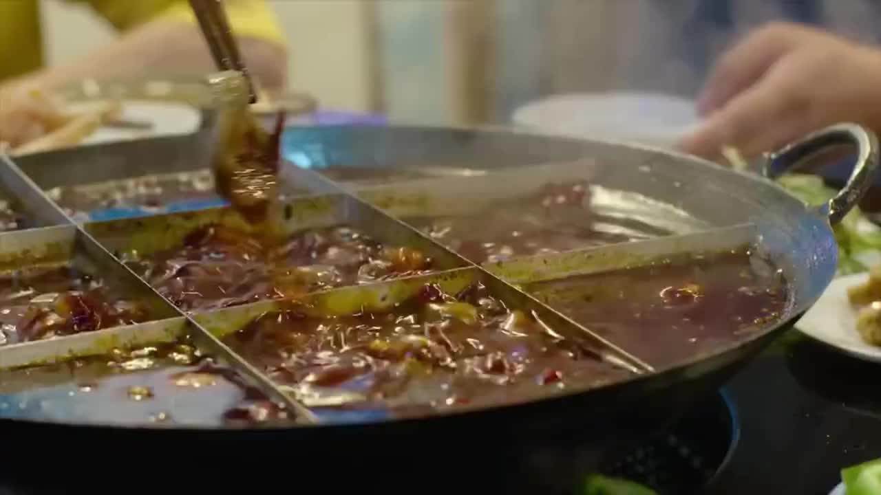 沸腾吧火锅重庆人创造出了毛肚火锅这也是重庆火锅的初始样貌