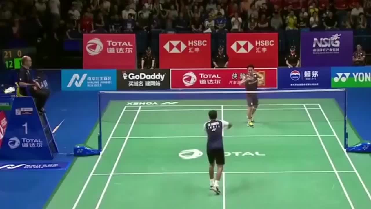 再现林丹经典招牌动作神龙摆尾,出其不意效果极好