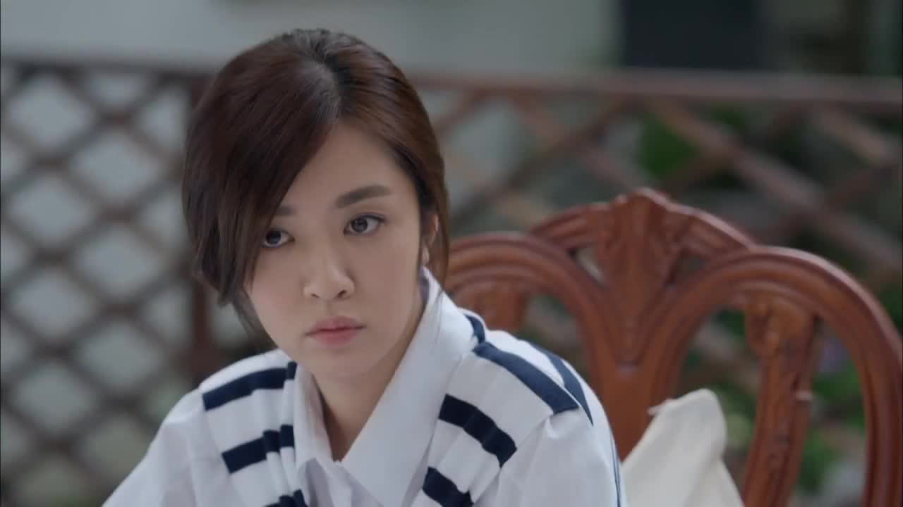 小伙在生日会上说自己和袁浩是兄弟,两位妹子听完很诧异