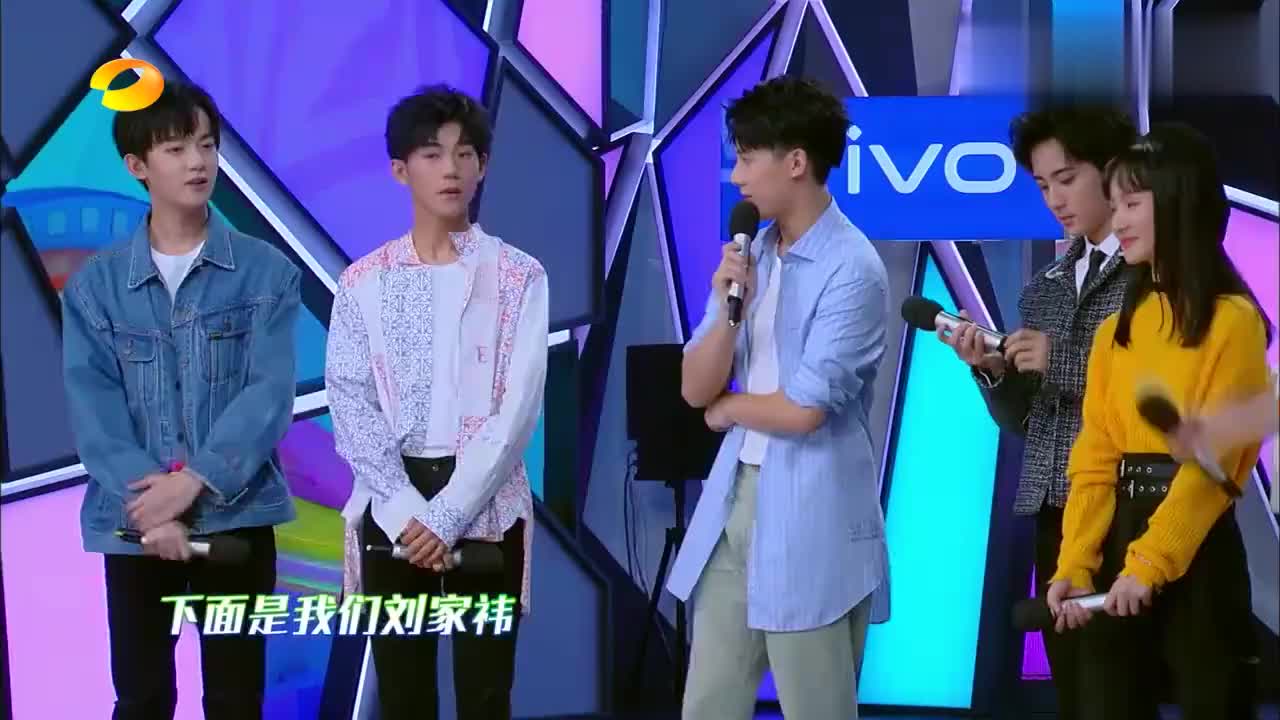周奇刘家祎兄弟俩合唱《身骑白马》,何老师暖心帮唱