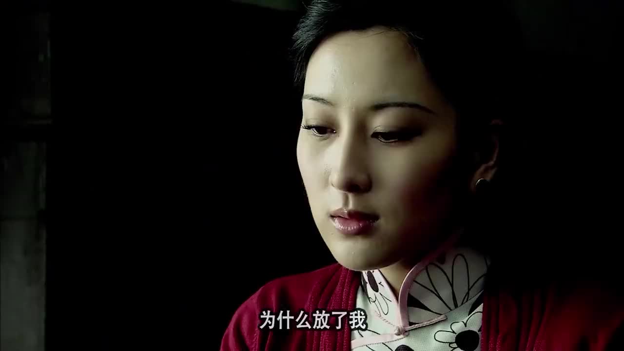 旗袍美女太了解丁默群,断定他肯定在屋里窃听,对密件只字未提