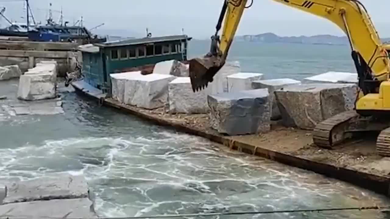 这么大的石头都放海里了,是在填海造陆吗?