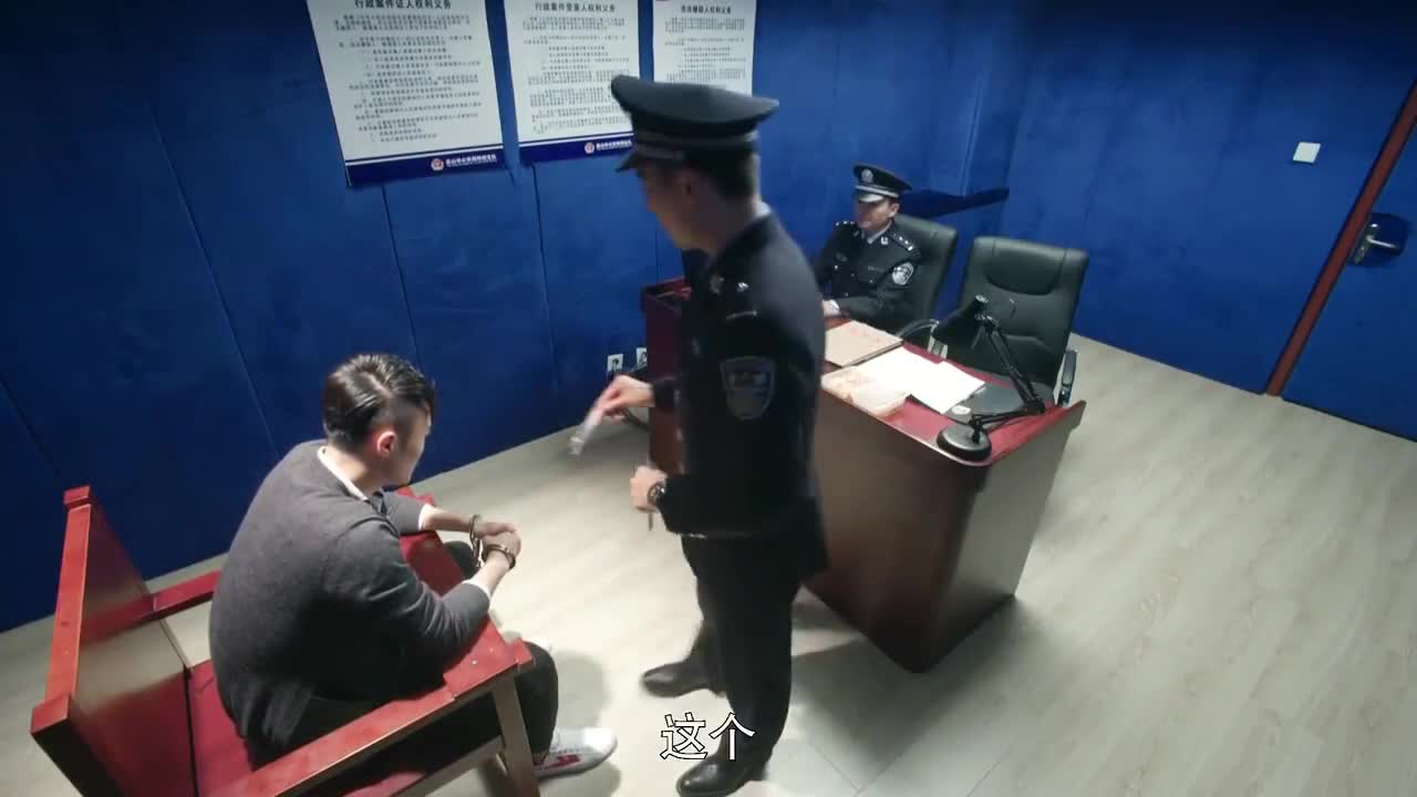 简凡审问真是一把好手,没几句话就发现蹊跷,同事们连声称赞