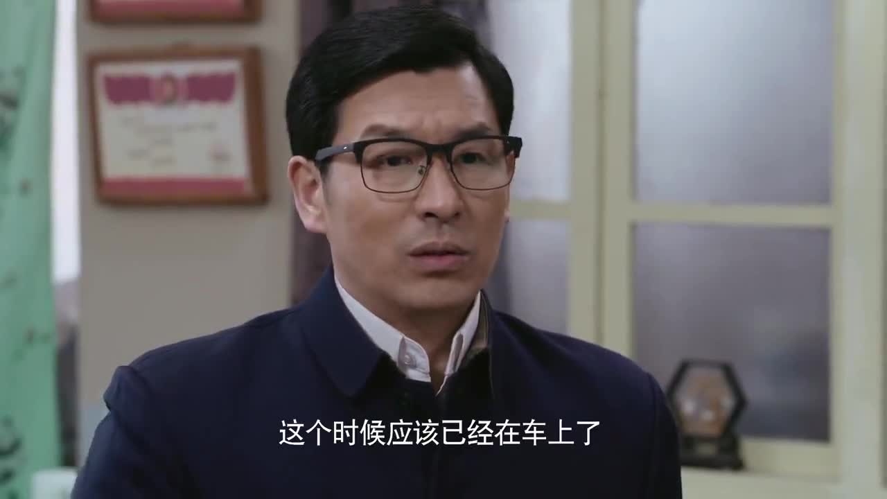 苏扬坐上去北京的火车,正思念向东,没想到他真的出现了