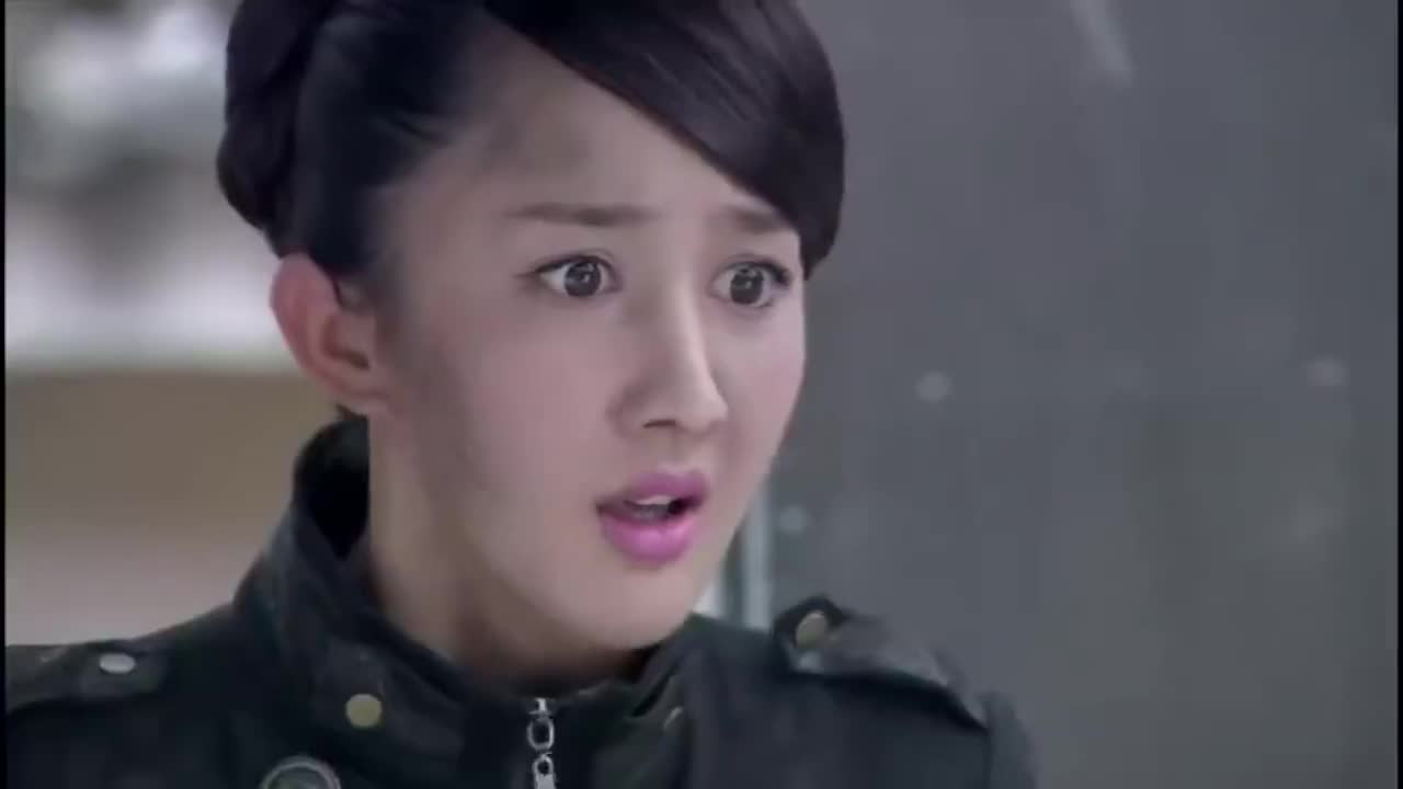 娄方跃看到蓝莲大喊,他们是女特工,杀了她们 为您推荐: 喋血孤岛:蓝莲