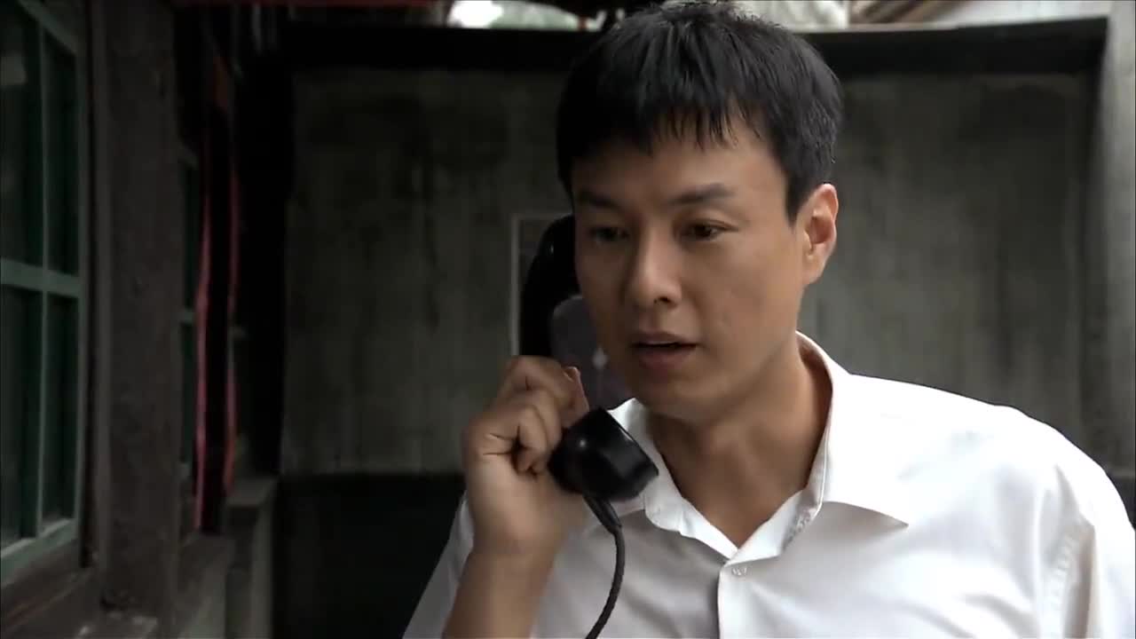 正阳门下:程建军打电话举报,春明没偷面包,却替兄弟顶了罪!