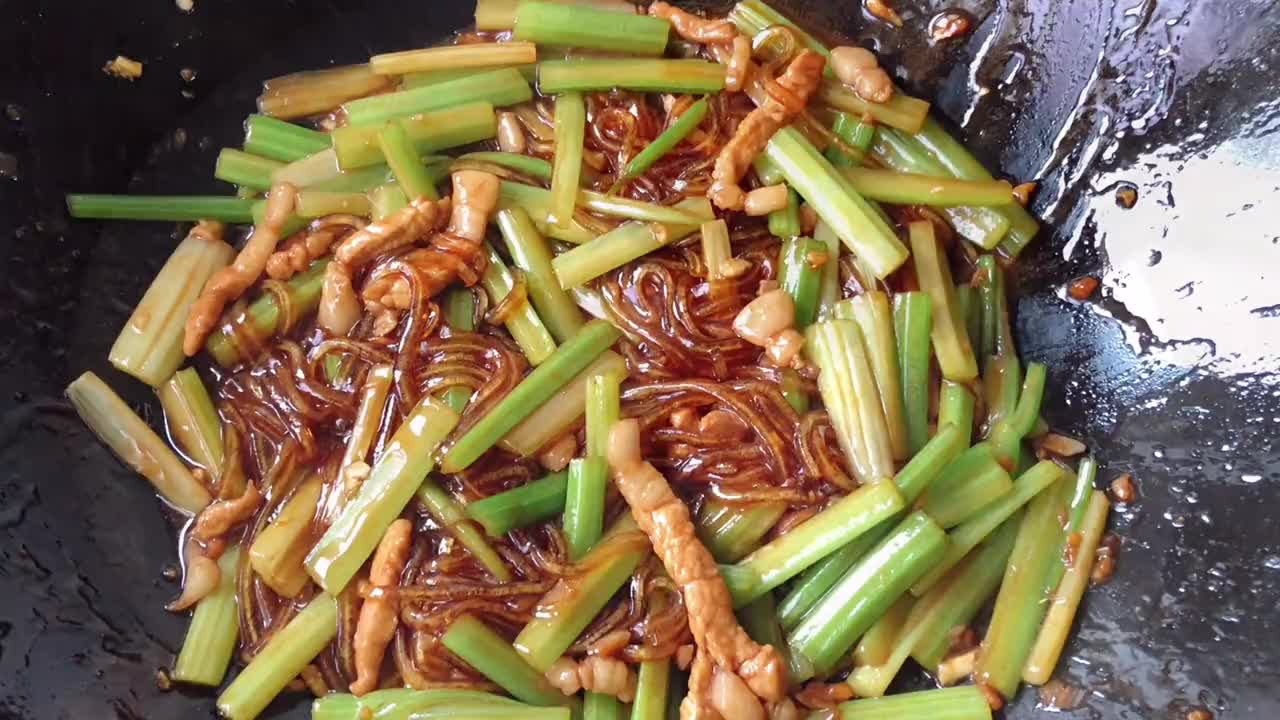 厨师长教你芹菜炒粉条的家常做法,步骤详细,脆嫩入味下酒又下饭