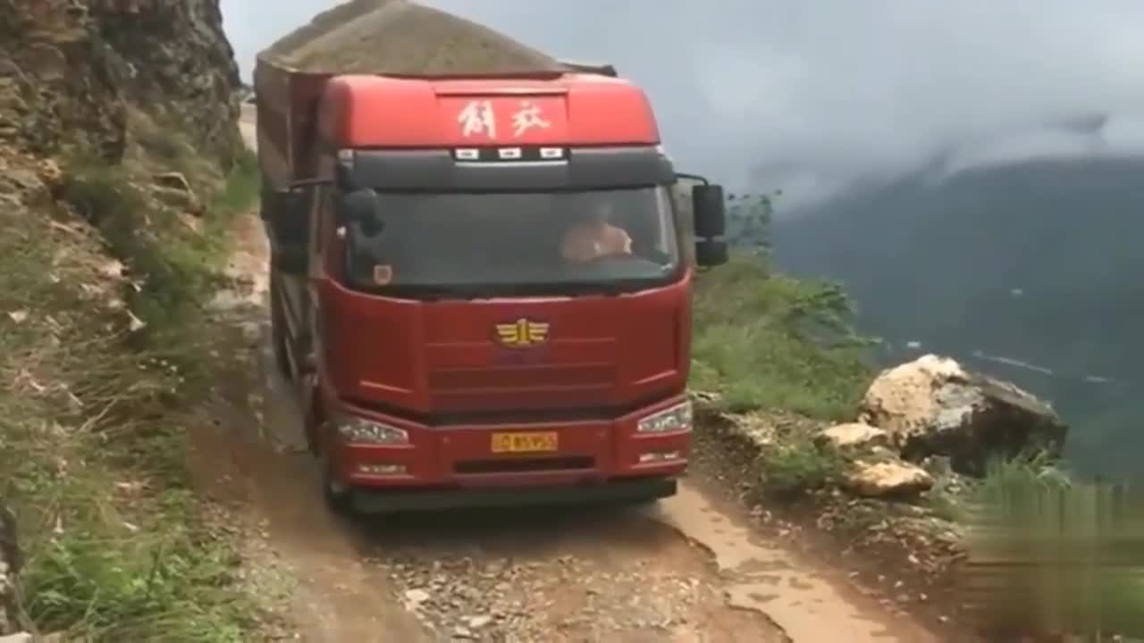 重载大货车山路下坡,这装了多少吨?