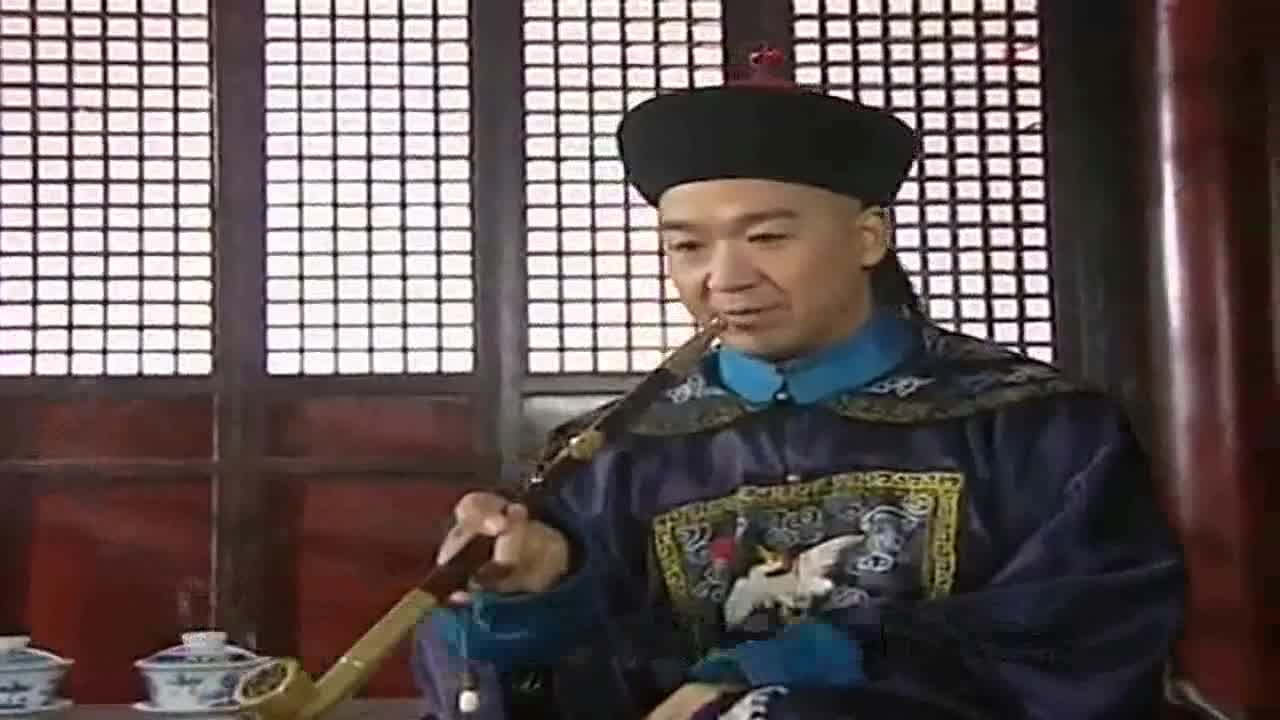 纪晓岚个大烟袋,带的手下官员也全学会了抽烟,人手一个烟杆!