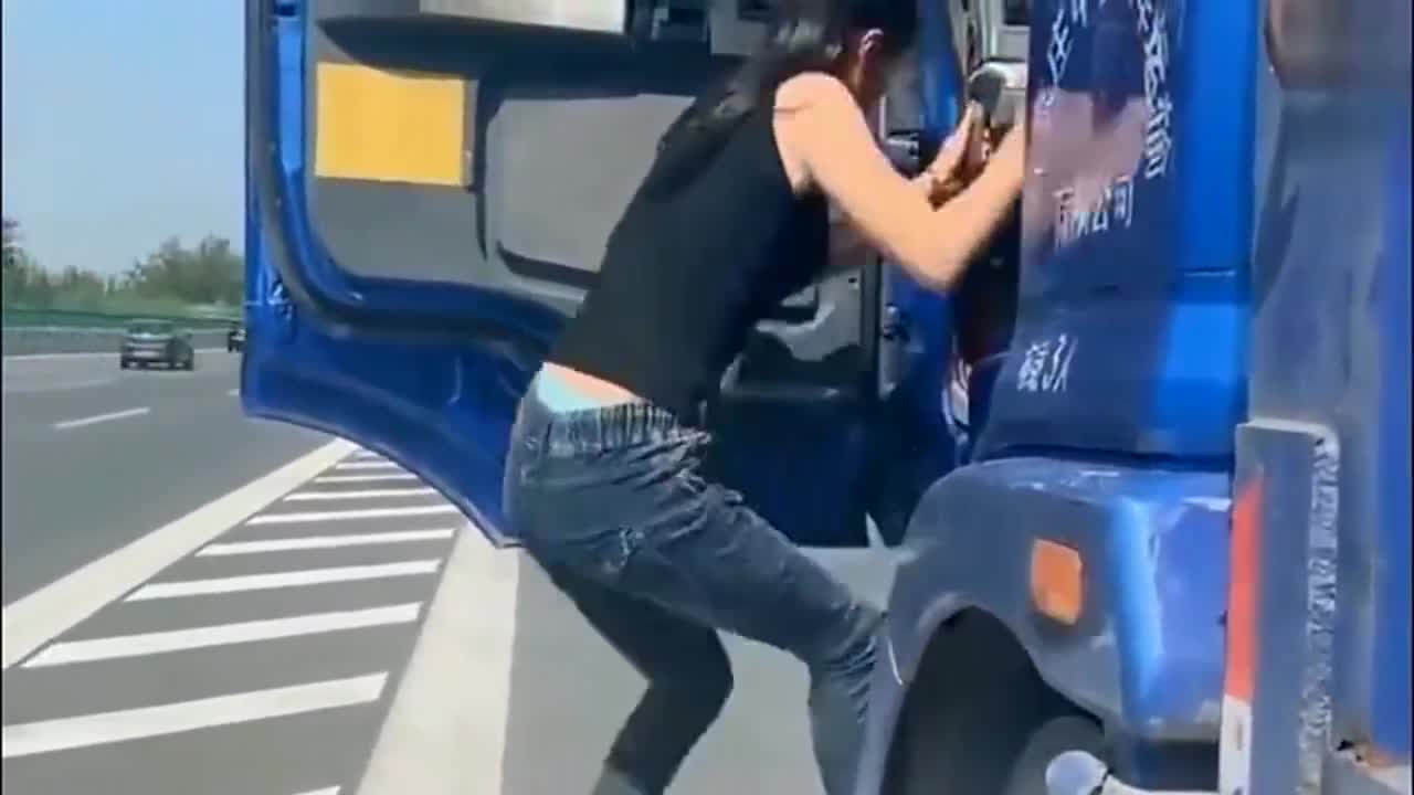 大货车女司机高速路上停车,究竟发生了什么,监控拍下全过程