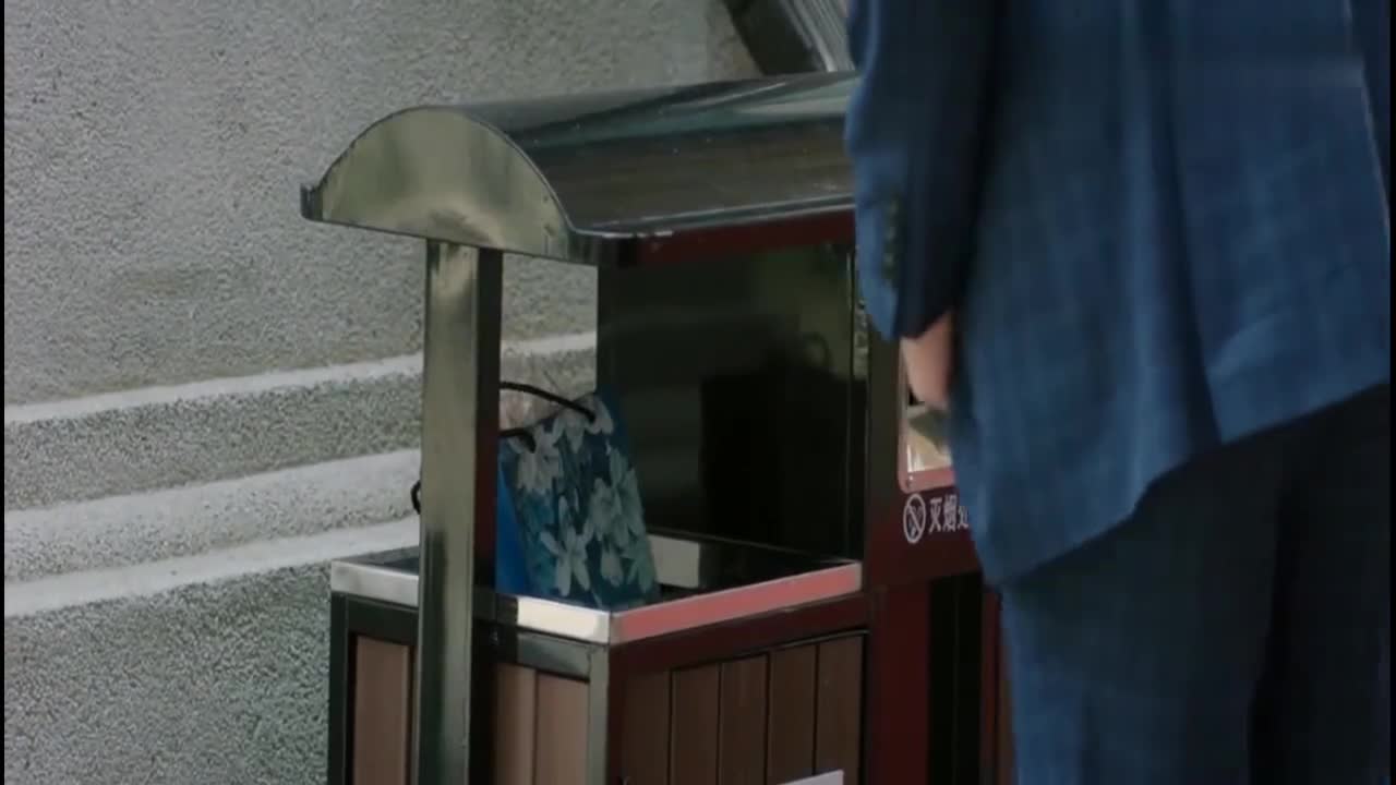 张孝阳将礼物扔进垃圾桶,被这人捡走