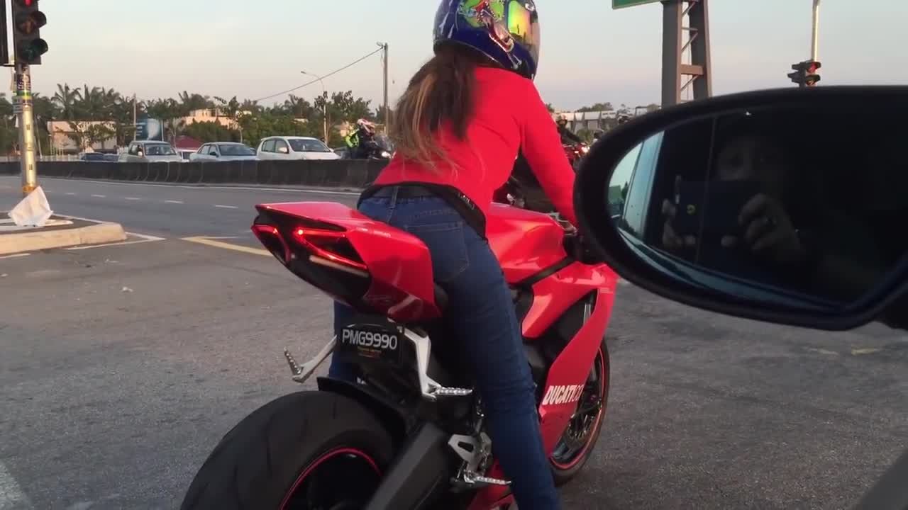 骑杜卡迪的女孩气质就是不一样