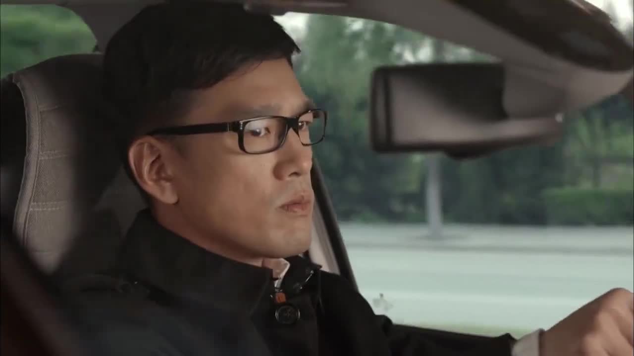 产科医生:克瑞斯带着宝宝出国,与肖主任何晶相拥告别,眼含泪光