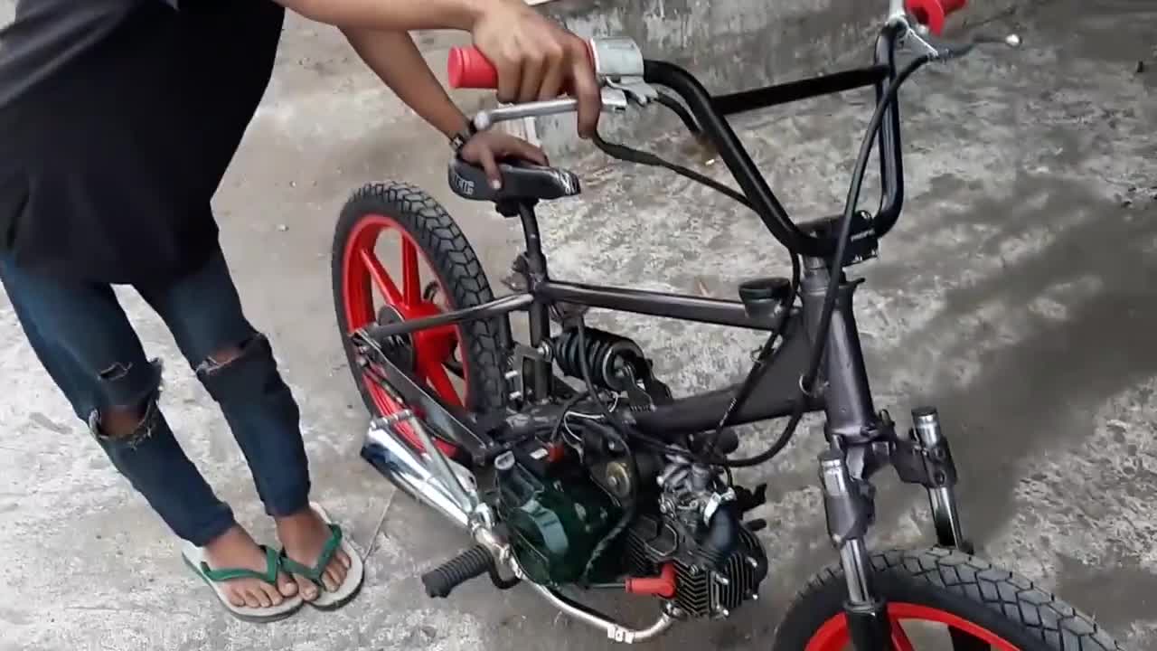 农村小伙把自行车改成摩托车