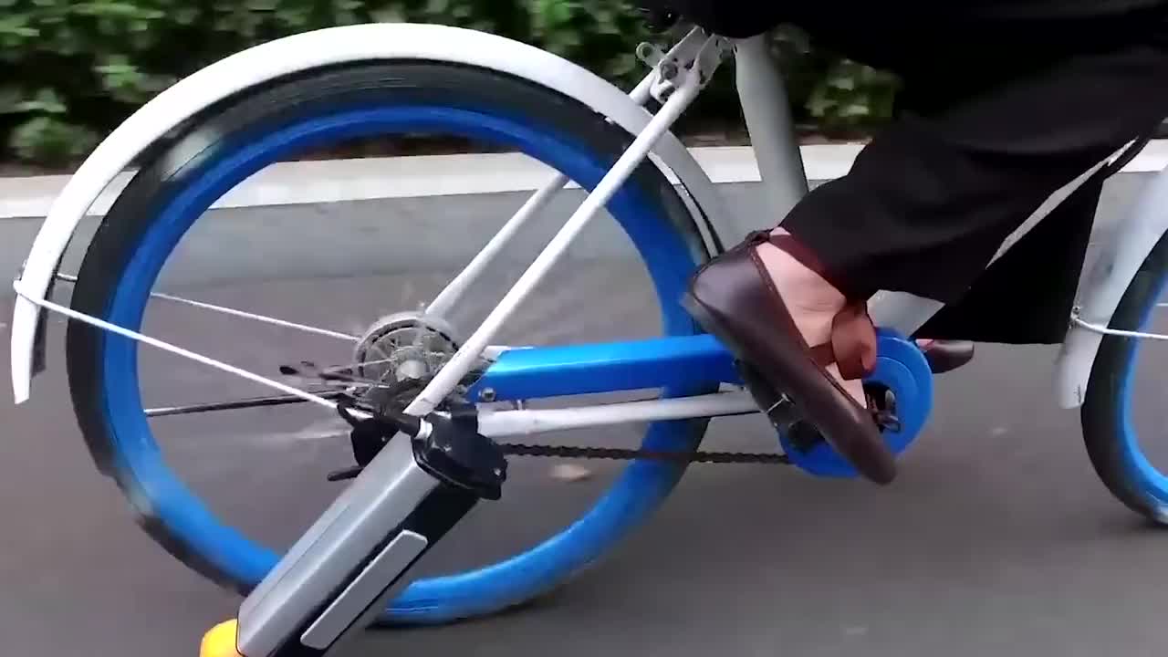 旅游者的福音大叔发明动力棒5秒自行车变电动车