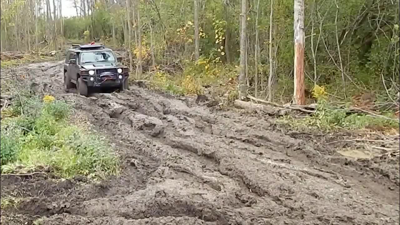 悍马h3为你演示如何驶过泥泞路