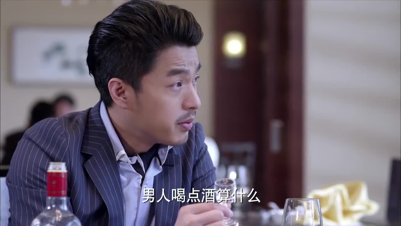 千金归来李易峰光喝酒不吃菜一定要喝赢情敌金睿