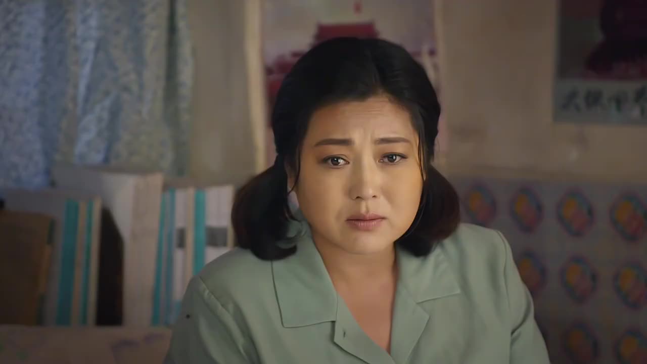 小草青青青青不想丈夫走无奈家中还有事情要顾俩人依依不舍