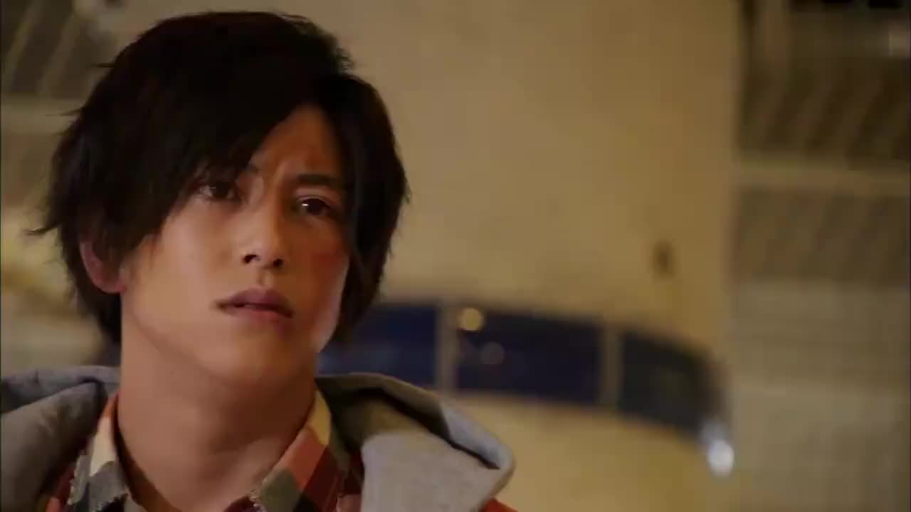 假面骑士铠武戒斗想要偷袭战极凌马被凑耀子拦下