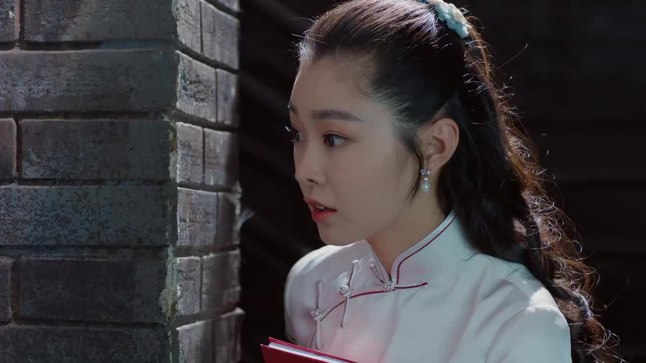 小楼又东风吕晗芝看见韩寿民和金棠练枪金棠发现自己被贴纸条