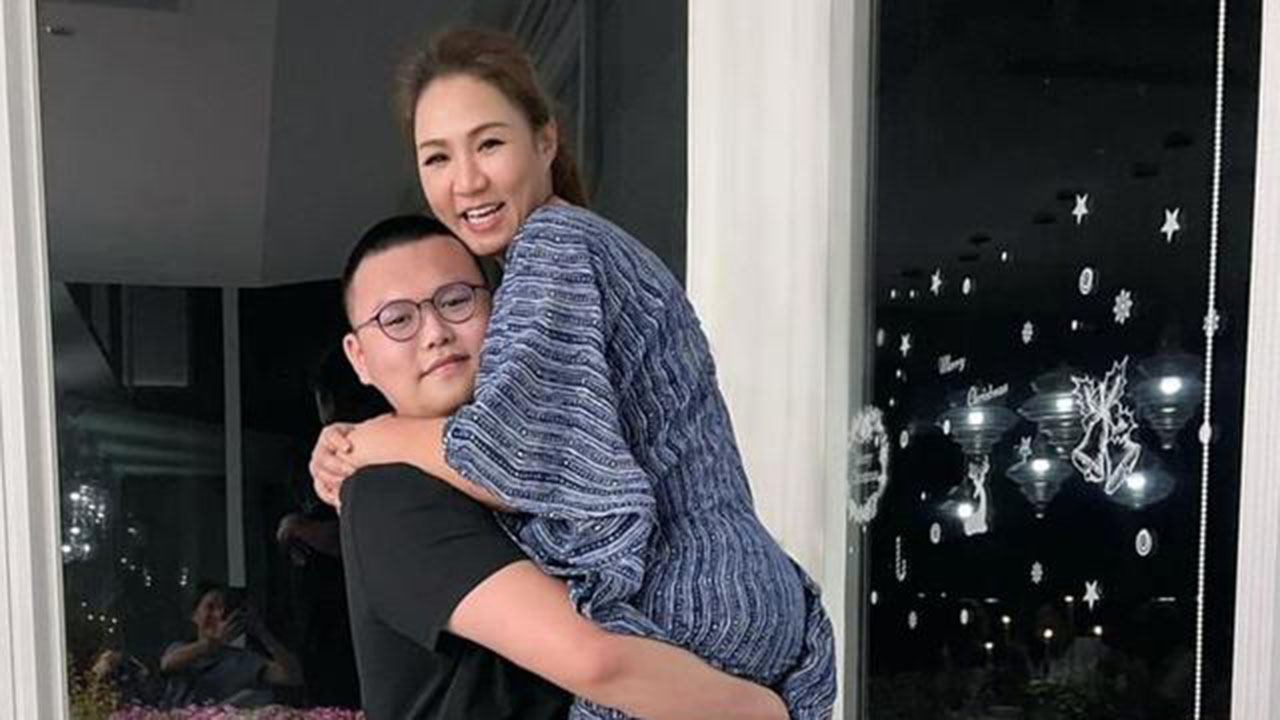 黎瑞恩罕晒母子合影!被17岁儿子抱起显娇小,爱子身材壮实像爸爸|黎瑞恩|明星|娱乐资讯_新浪新闻