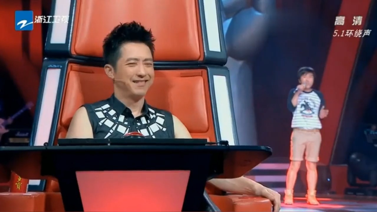 26岁小伙上台一首歌，独特的女声唱腔惊艳全场，张惠妹表情都亮了