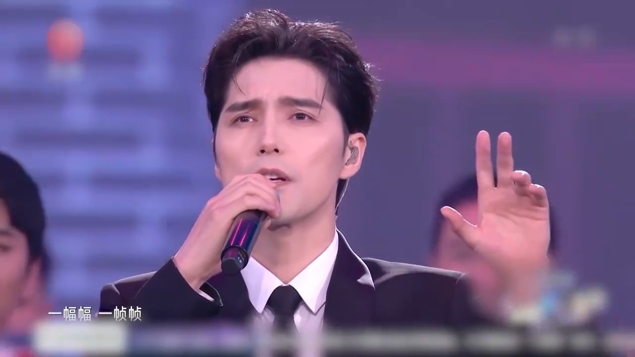 阿云嘎唱《追寻》气势磅礴，理想照耀中国，致敬先烈英雄们丨盛典