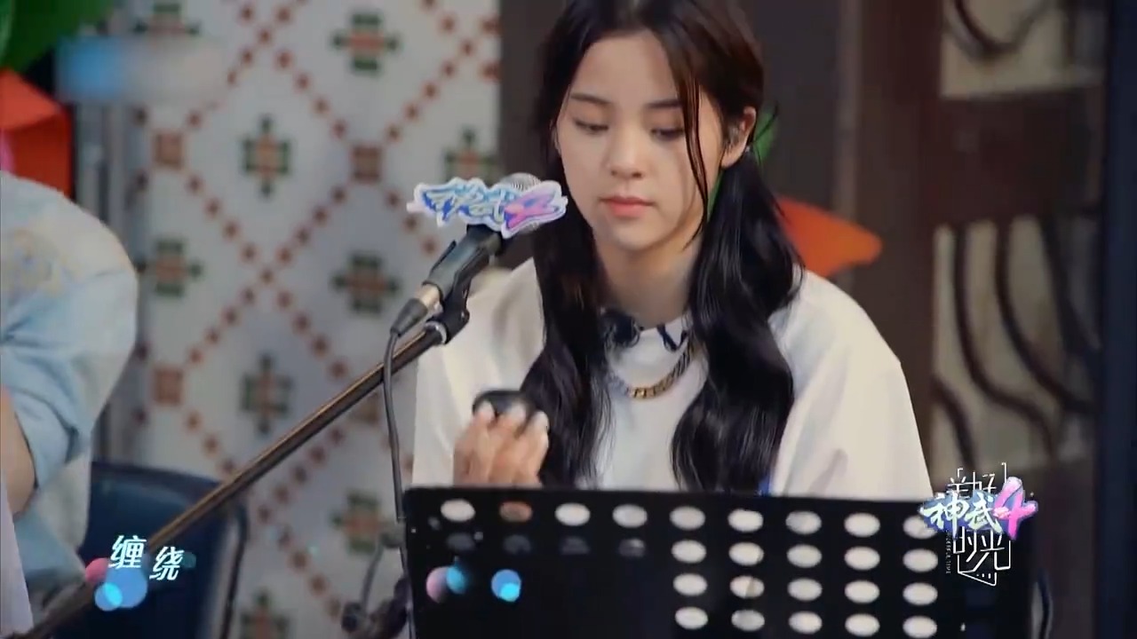 李荣浩烟嗓唱《大城小爱》，欧阳娜娜小奶音和声，反差感不就来了