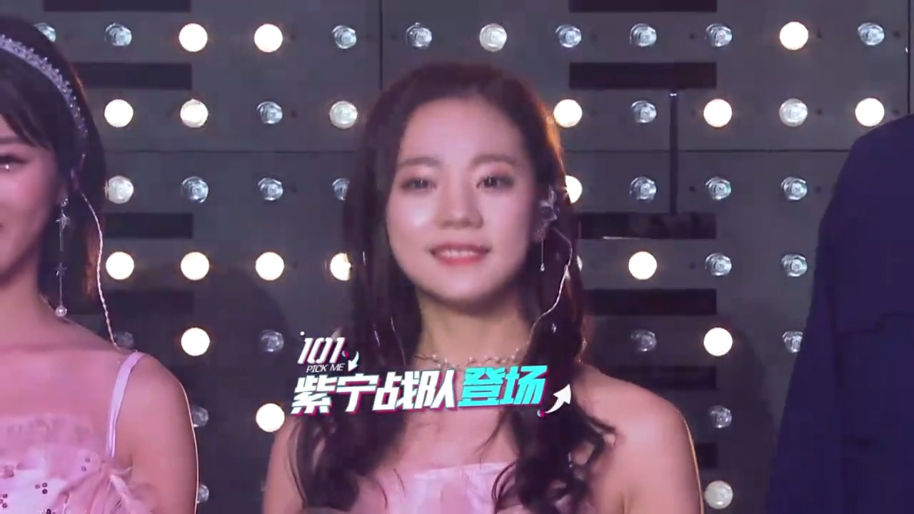 183黄子韬跟188胡一天同框，身高瞬间被碾压，这个抬头太真实