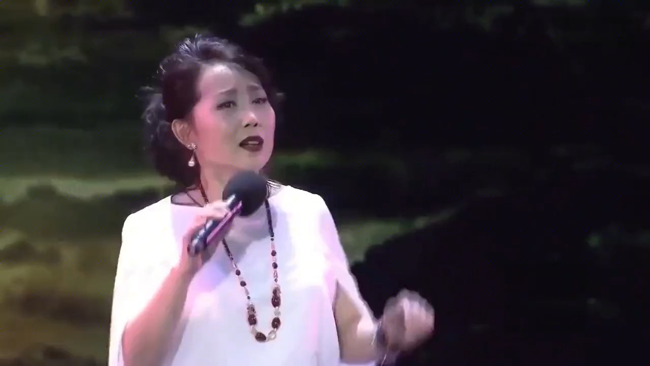 52岁胡月、56岁田震、30岁范琳琳同唱一首歌，这差距一目了然