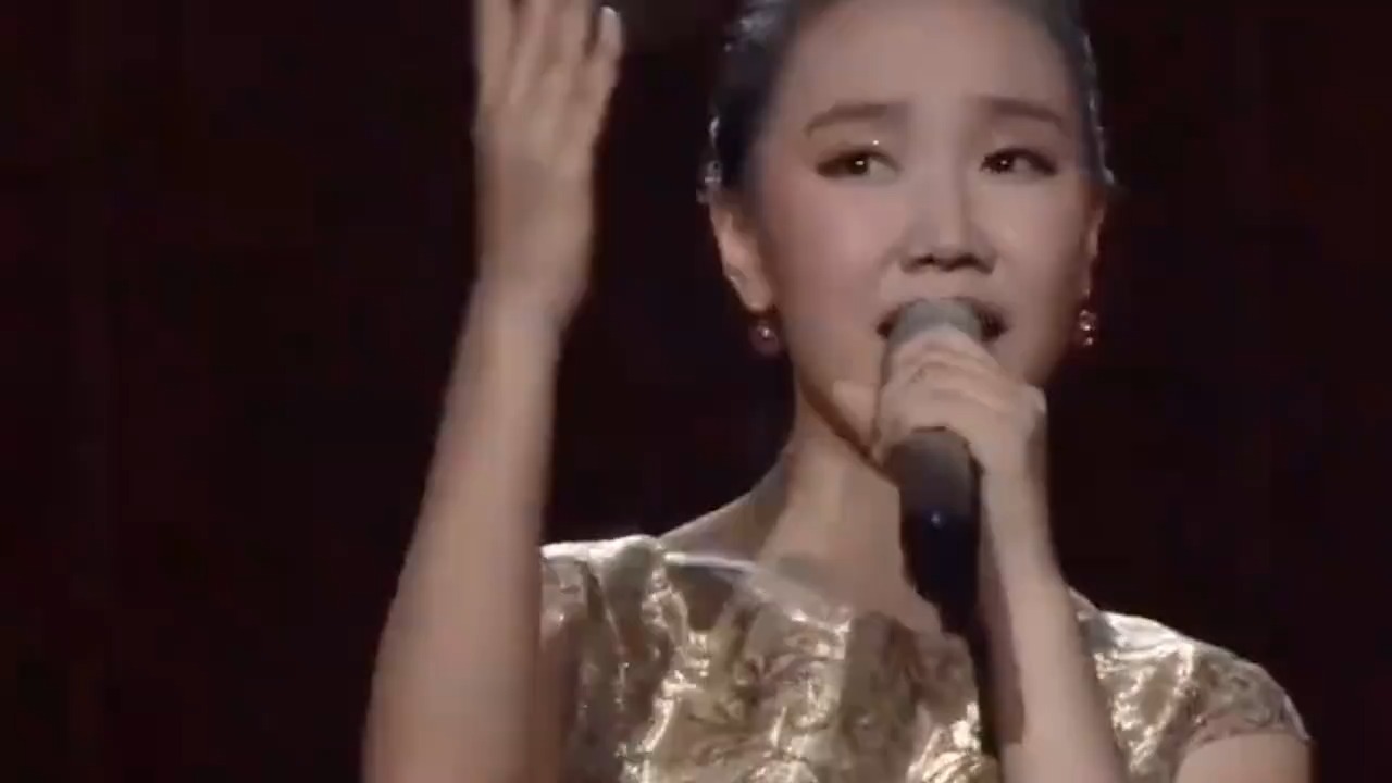 虞书欣雷佳音贾乃亮合唱《吉祥三宝》，开口太魔性，瞬间忘记原唱