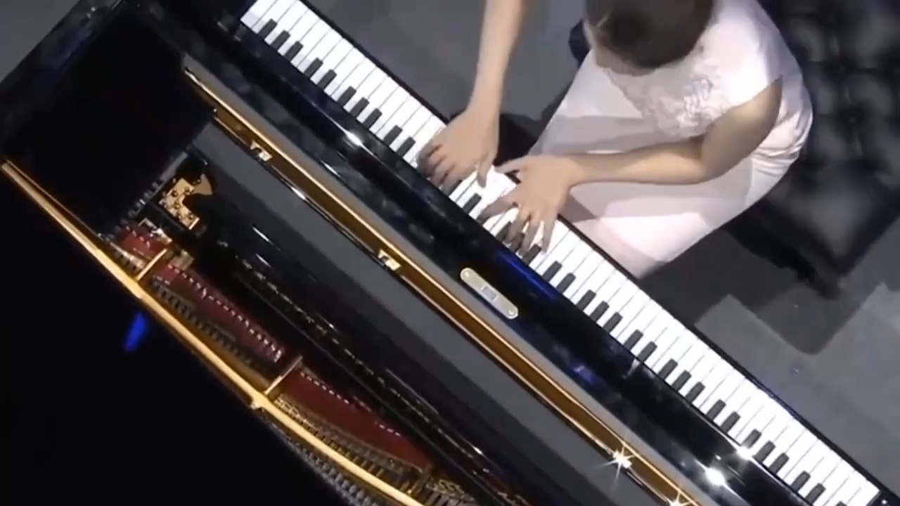 郎朗娶到宝了！吉娜古装弹奏《西游记》主题曲，网友：得到真传了