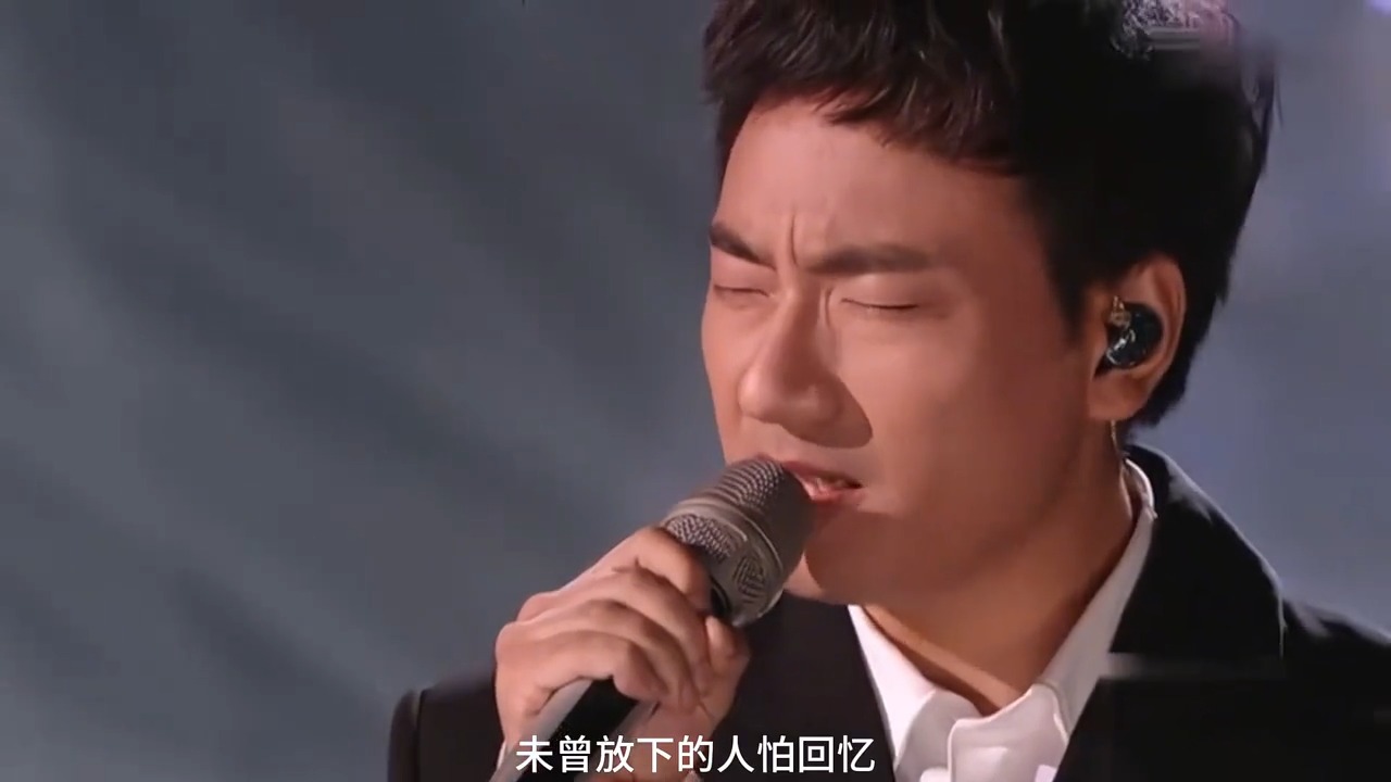 海来阿木用独特的嗓音，演唱《你的万水千山》，让人泪目