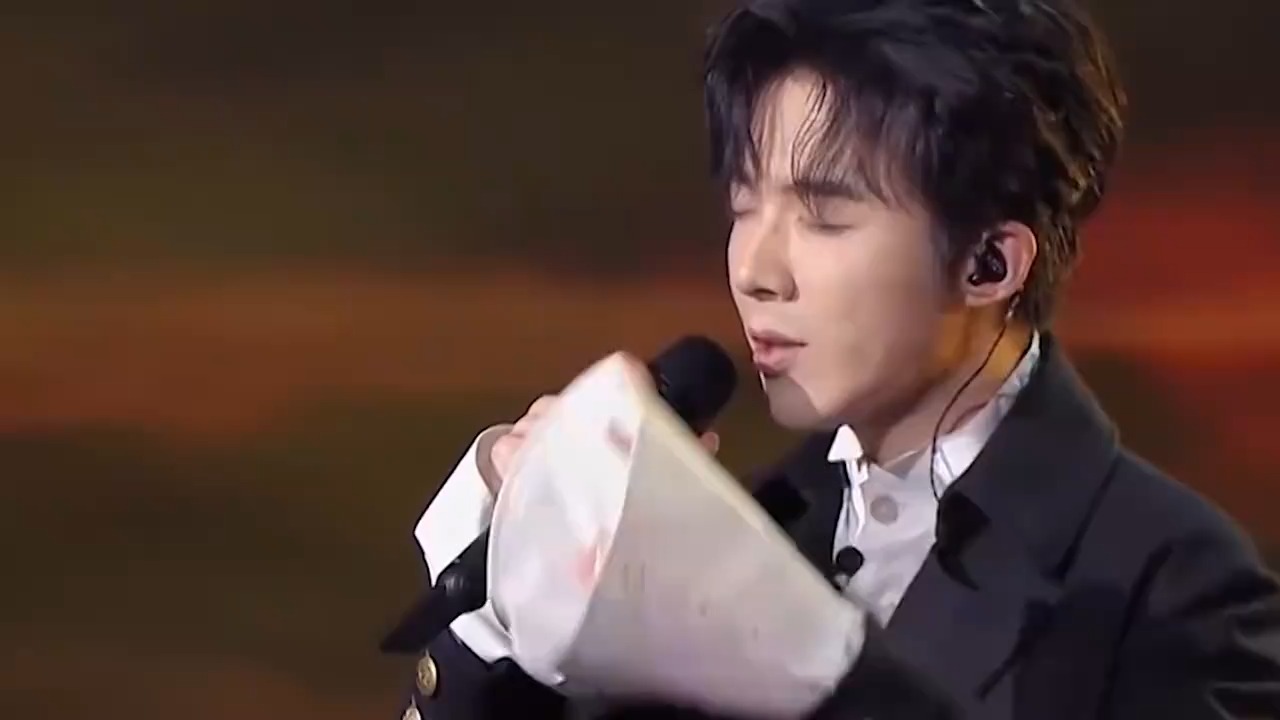 任贤齐携手刘宇宁演唱《浪子回头》，开口全场沸腾，忍不住跟着哼