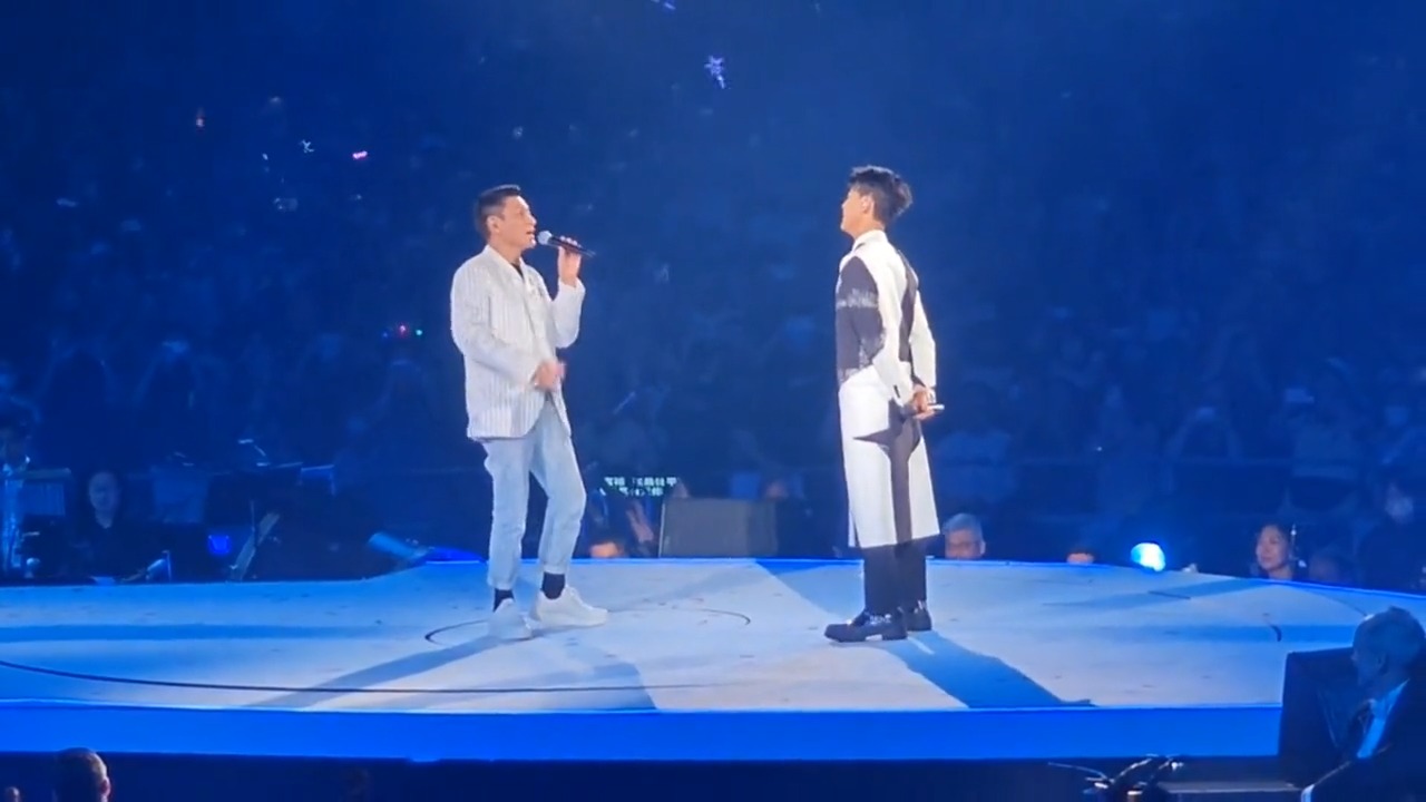 刘德华助阵李克勤演唱会，一出场瞬间掀起演唱会最高潮…