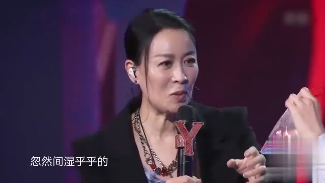 那英把小金鱼掉地上，肖战背对着她唱歌，爆笑全场