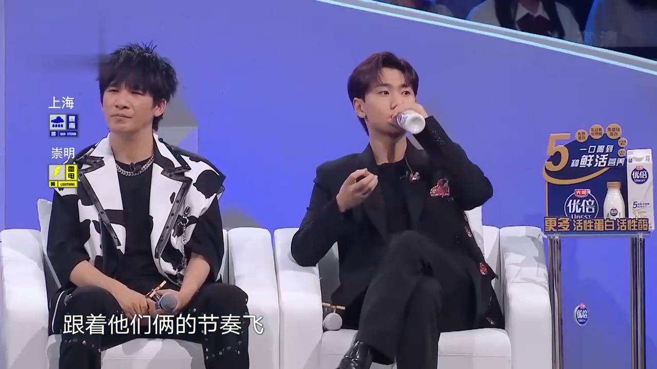 周笔畅唱歌时注入情感，单依纯感叹不断，两人惺惺相惜