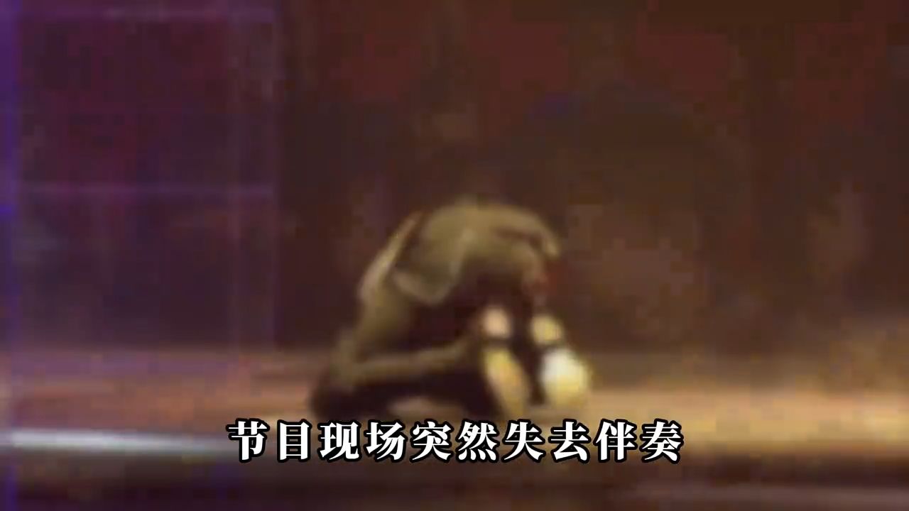 实力歌手现场突然失去伴奏，周深依然稳如CD，有些人却一言难尽