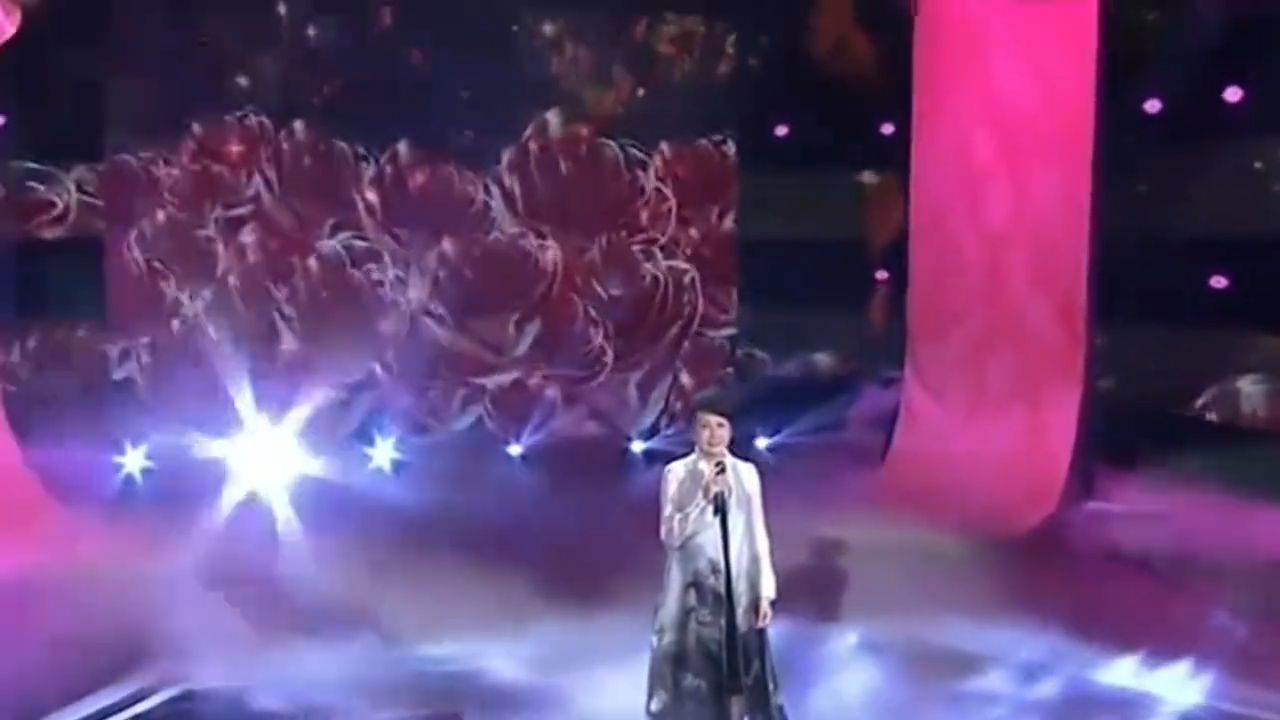 张凯丽演唱《我爱你中国》堪比专业水准