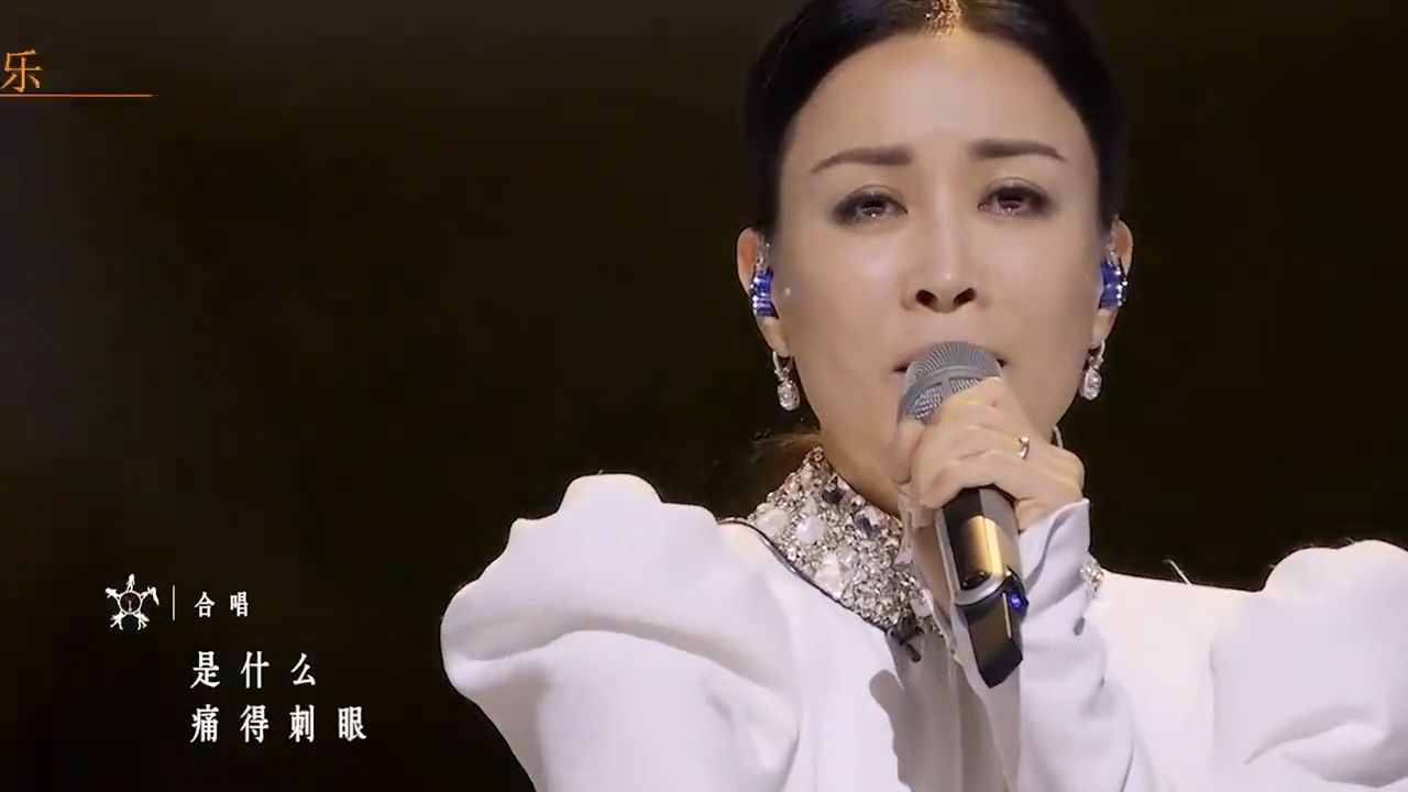 51岁杨钰莹甜美似少女！竟与毛宁再唱情歌，情到深处都忍不住相拥